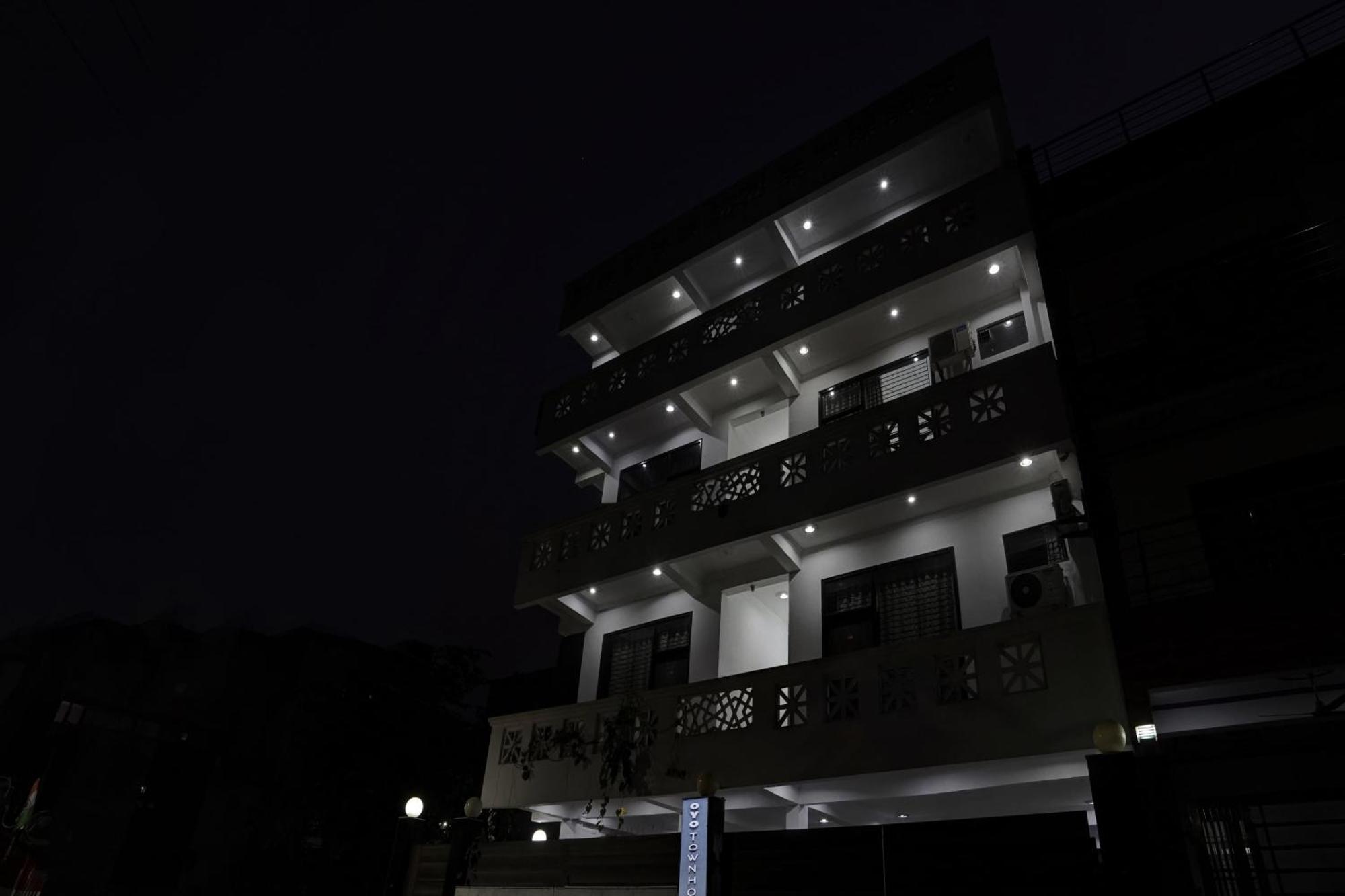 Отель Collection O Samira Residency Near Botanic Garden Of Indian Republic Нойда Экстерьер фото